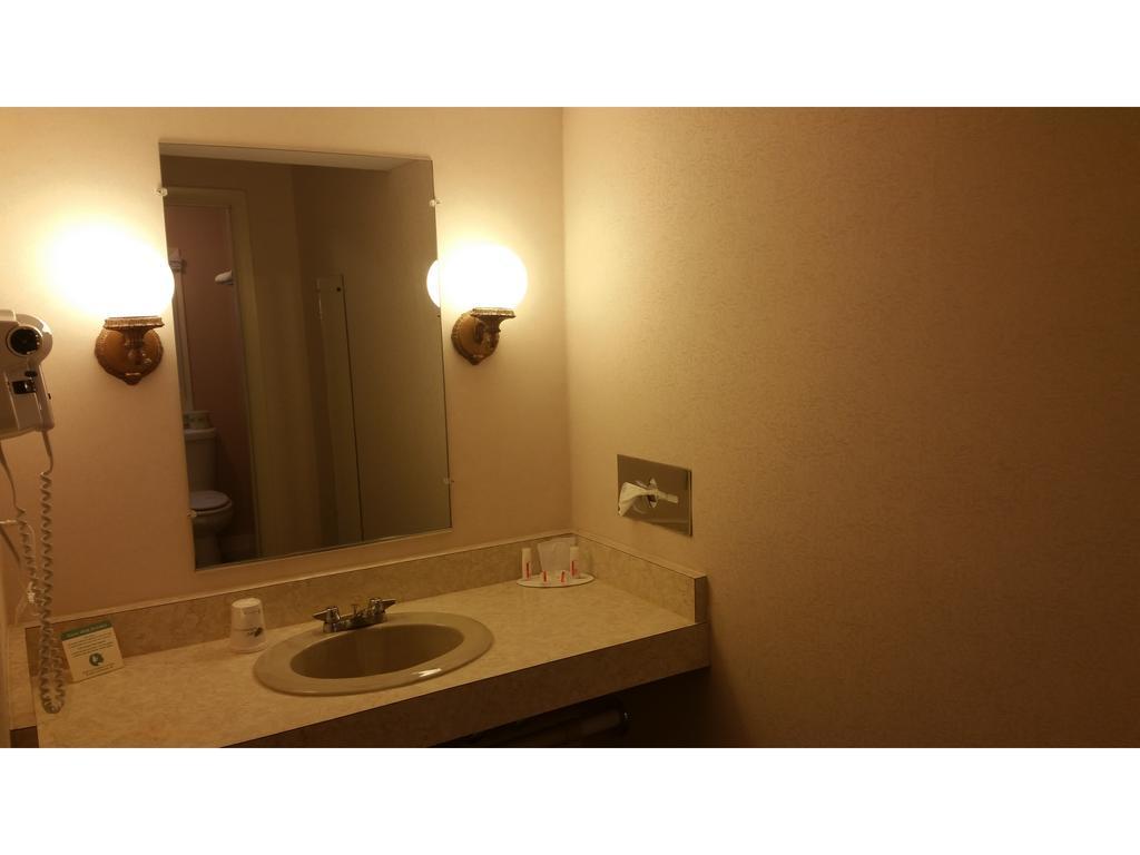 Howard Johnson By Wyndham Williamstown Esterno foto