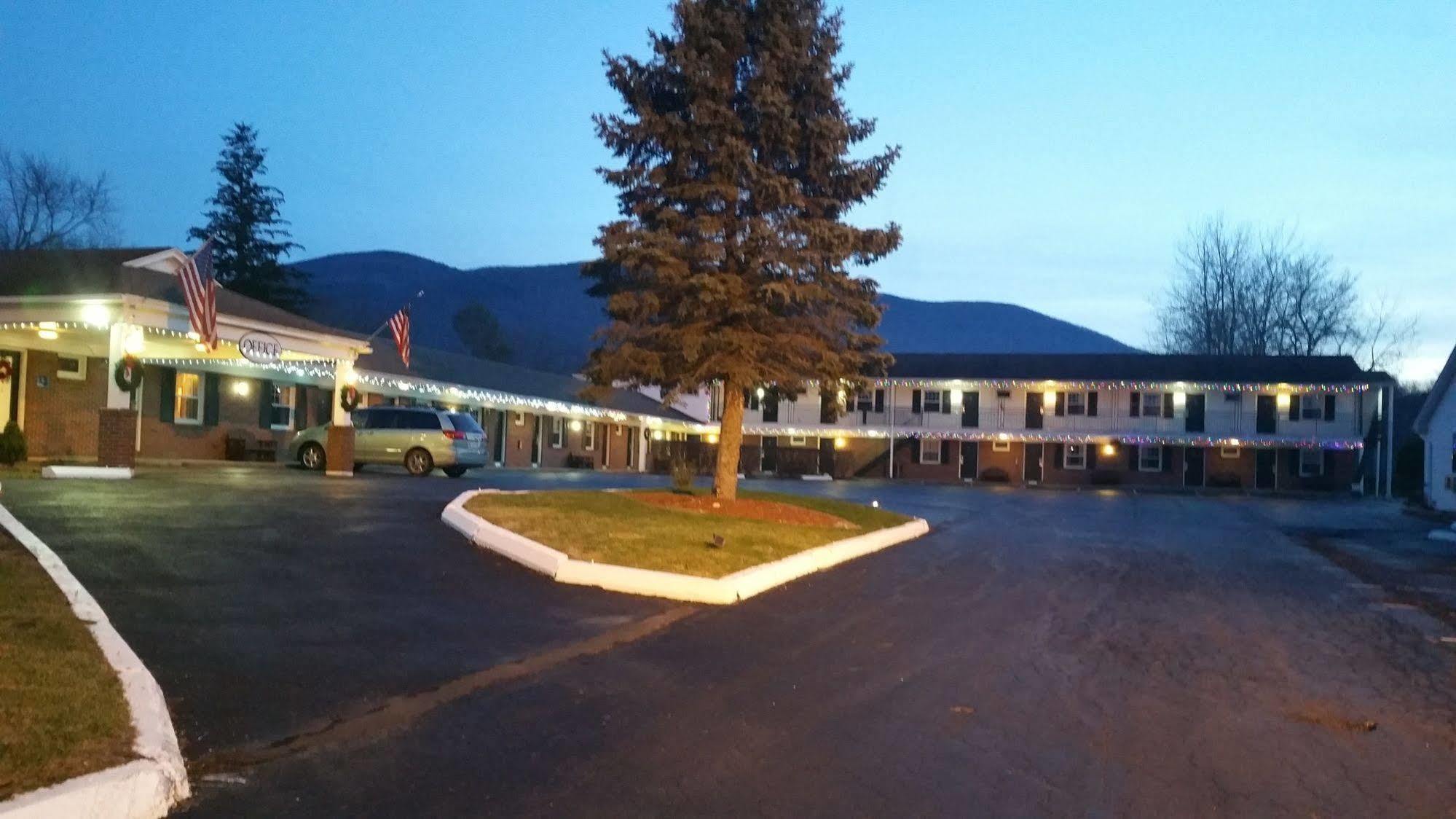 Howard Johnson By Wyndham Williamstown Esterno foto