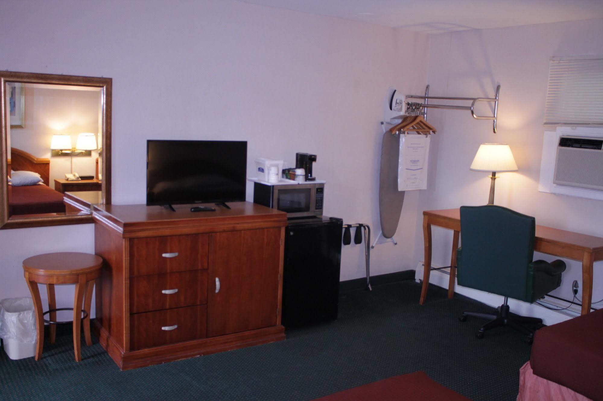 Howard Johnson By Wyndham Williamstown Esterno foto