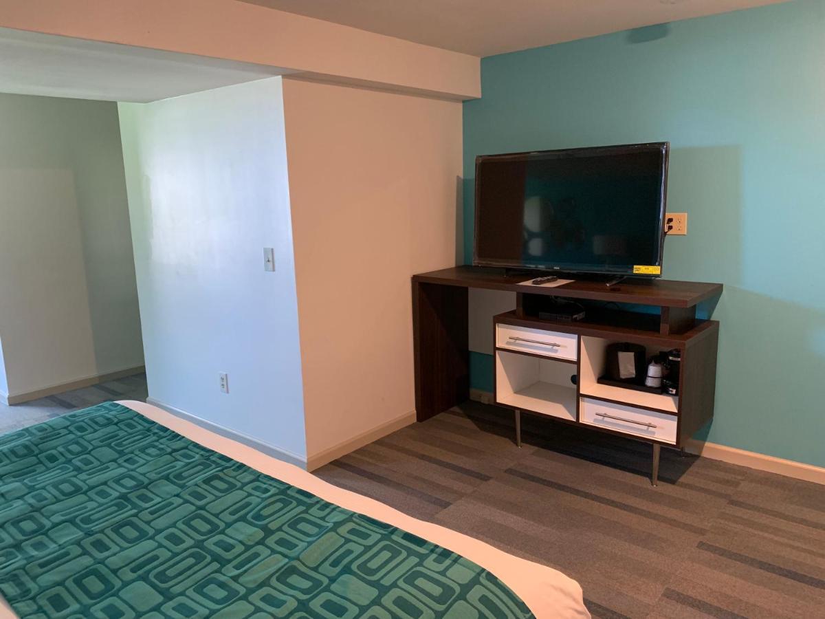 Howard Johnson By Wyndham Williamstown Esterno foto